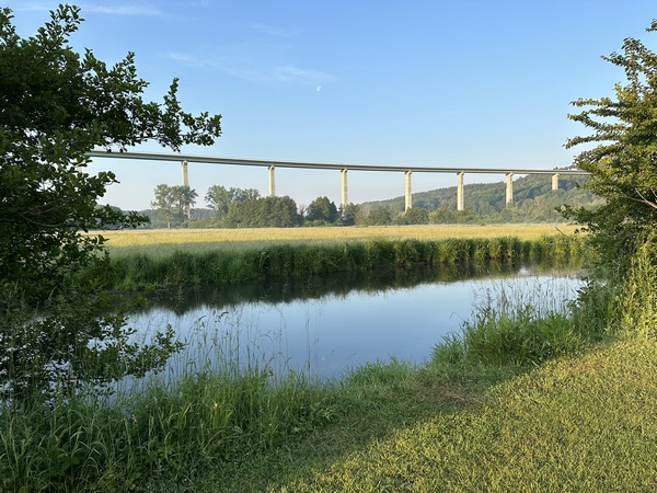 Nous traversons la vallée de la Risle par l'ancien village de Valleville. Derrière la rivière, on voit le long viaduc de la Risle de l'A28.