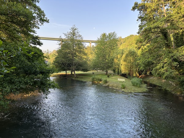Valleville avait plusieurs moulins. Ici nous longeons le moulin d'Aclou. Les prairies humides du moulin d'Aclou sont en zone d'intérêt écologique (ZIEFF).