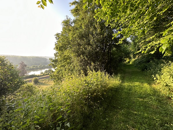 Nous avons traversé la ligne ferroviaire Rouen - Caen, et dominons maintenant la vallée de la Risle et ses étangs depuis le coteau ouest.