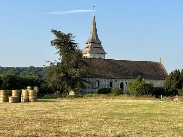 Nous arrivons à Fontaine-la-Soret, dont l'église Saint-Martin (XIe, XVIe, XVIIIe) semble perdue dans les champs.&nbsp;