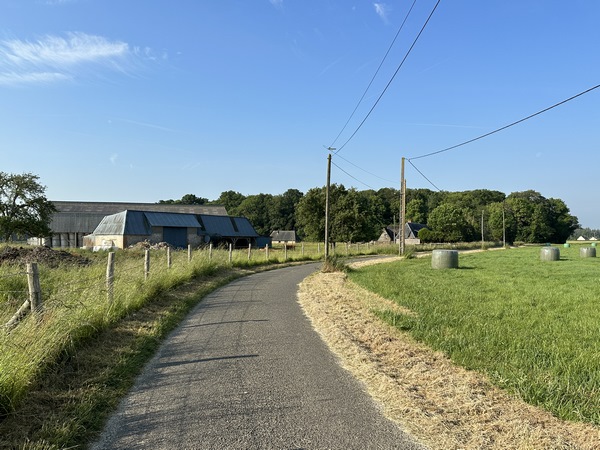 Nous longeons le hameau de la Porte, et continuons sur les petites routes.