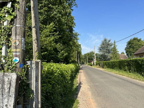 Nous allons devoir suivre cette départementale qui relie Saint-Léger-de-Rôtes à Menneval pendant 1,5 km. Il y a un étroit accotement à gauche, puis à droite de la route.&nbsp;