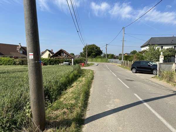 Nous allons enfin quitter la route à l'entrée de Menneval, et tourner à gauche.