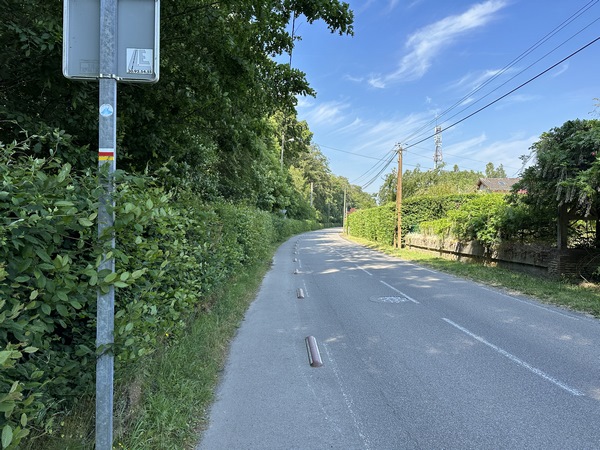 Nous suivons l'allée des châteaux sur la piste piétonne. Les châteaux (dont celui du Mont du Gard et celui de Montval) sont cachés, à gauche, par la végétation. Ils dominent la vallée de la Charentonne.