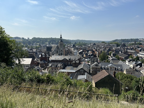 Nous entrons dans Bernay. Le boulevard des Monts domine le centre historique de Bernay (ancien chef-lieu de l'Eure). Ce centre historique a été préservé des bombardements de 1944, et a gardé tout son charme.