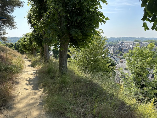 Un délicieux chemin relie les Monts au centre ville.