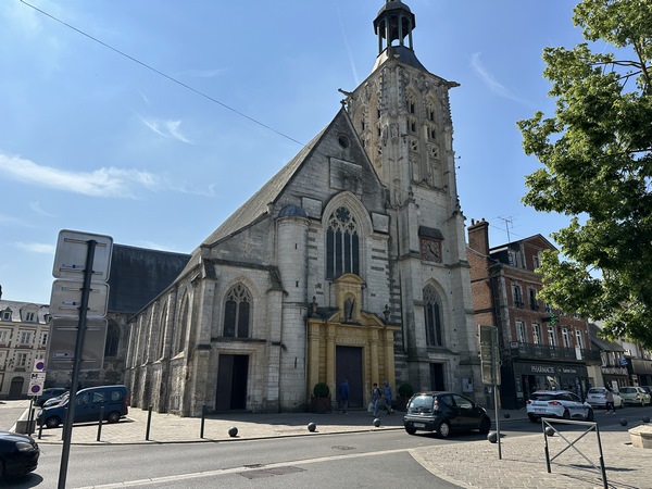 Nous arrivons à l'église Sainte-Croix (XVe remaniée), but de notre étape.