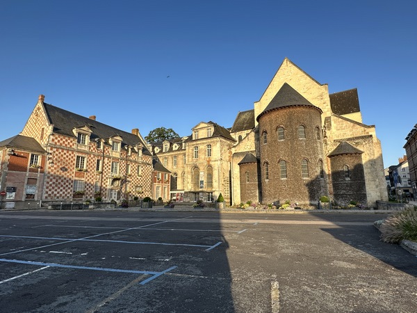 Nous commençons cette étape au pied de l'ancienne abbaye Notre-Dame de Bernay (XIe, extérieur remanié). Il est trop tôt pour pouvoir entrer et admirer l'intérieur qui a conservé son architecture romane. A quelques mètres, nous allons suivre la Charentonne.