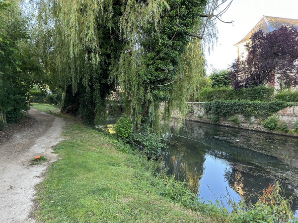 La ville de Bernay a aménagé de manière somptueuse les bords de la Charentonne. Les vignettes du Chemin, elles, sont sur les boulevards, De Gaulle et Mercier :-D&nbsp;