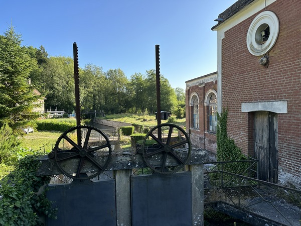 Nous longeons la Grosse Forge de Ferrière-St-Hilaire. Très ancienne forge liée au droit de forge de la baronnie de Ferrières, devenue duché de Broglie au XVIIe siècle. L'usine est devenue une filature au XIXe, puis une fabrique de boutons, d'emballages... et a été bombardée en 1944.