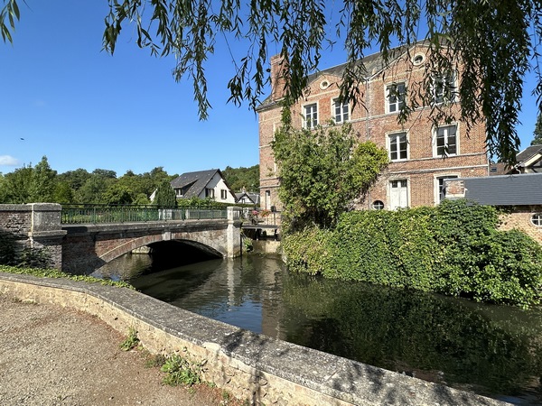 Sur l'autre rive, on peut voir l'ancien moulin de la minoterie Lefebvre.