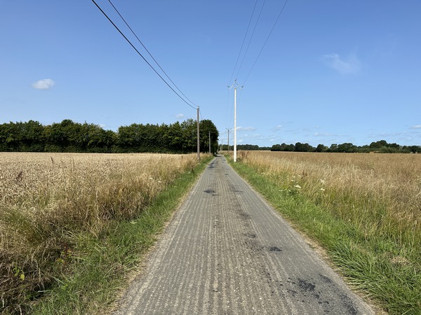La traversée du plateau se fait sur quelques chemins, mais surtout sur ce genre de petites routes.
