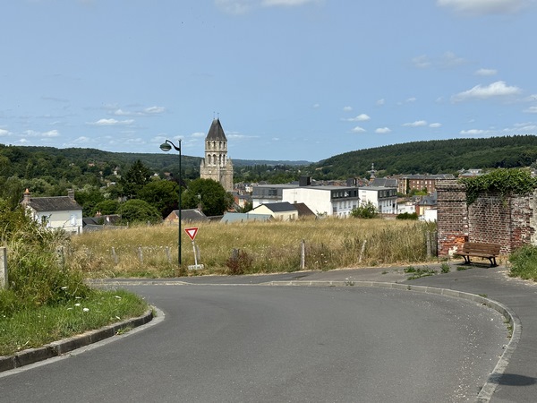Nous entrons dans Broglie par la Vespière.
