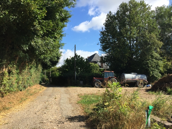 Entrée dans La Haye par le chemin des Pliniers.