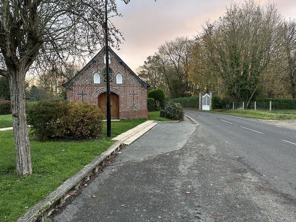 Nous partons du parking de la mairie annexe de Marcouville et suivons la route de Montfort.