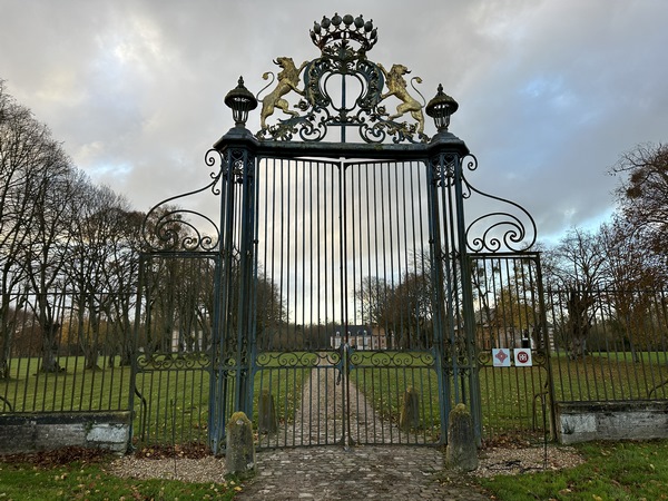 Nous arrivons devant l'impressionnant portail en fer forgé du château de la Mésangère (XVIIe).