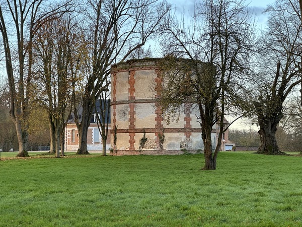 Depuis le chemin, nous voyons l'ancien colombier. L'ancien château a été détruit au XVIe siècle puis reconstruit au début du XVIIe.