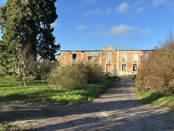 Nous voilà à Houlbec-près-le-Gros-Theil, devant les vestiges du château. Le château avait traversé les siècles depuis un premier fortin rasé par les incursions Normandes, mais a été détruit par un incendie au début du XXe siècle. Laissé à l'abandon, il ne reste plus que deux caves du Moyen-Âge, deux tours du XVe, et un mur de façade Renaissance et Louis XVI. Une famille a acheté le château en 2022 pour tenter une restauration. Bon courage !