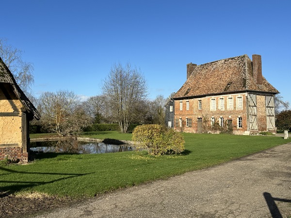 Saint-Denis et Marcouville avaient fusionné pour devenir la commune de Bosguérard-de-Marcouville. Depuis 2017, ces villages forment, avec Berville et Houlbec, la commune nouvelle des Monts-du-Roumois.