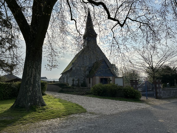 Je longe l'église Saint-Nicolas de Saint-Nicolas-du-Bosc.&nbsp;