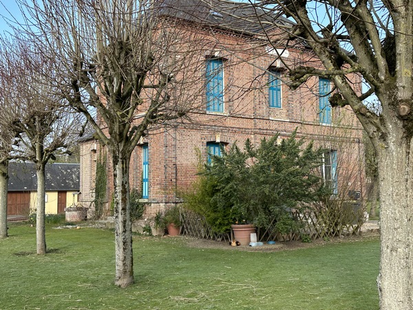 Près de la mairie annexe, se trouve cette maison. Les taches poilues dans l'herbe sont des cochons d'inde ! Ils sont une douzaine ! (voir la photo en grand et des zooms dans l'album)&nbsp;