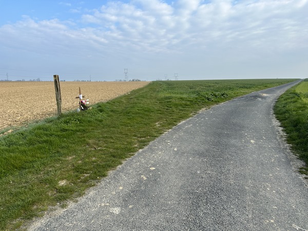 Je vais quitter la route des Chouquets, et au mémorial d'Isabelle je vais prendre le chemin en face.