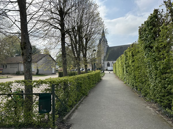 Je rejoins le parking de l'église par ce chemin qui relie l'école Jean de la Fontaine au centre du bourg.