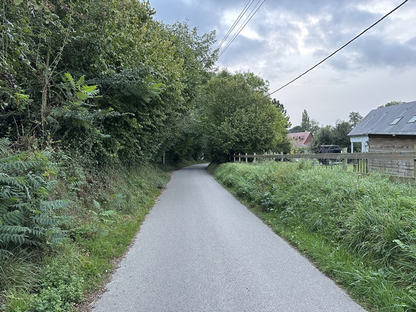 Nous partons du centre bourg, et prenons la route du Val, vers l'est.