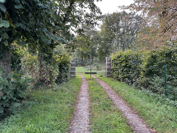 Nous passons devant l'entrée du château du Thuit (XIXe), caché en cette saison par la végétation. Ancienne propriété des grands parents de Georges Guynemer, où le célèbre aviateur a vécu une partie de son enfance.&nbsp;