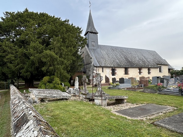 Nous arrivons au Theillement, et longeons l'église Saint-Pierre (XIIe -> XVIIIe).