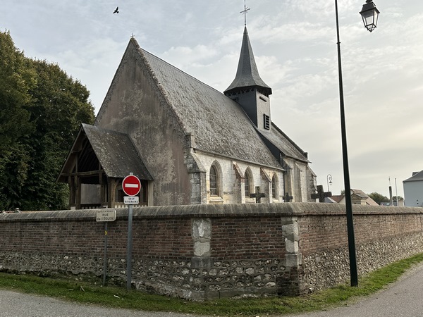Nous arrivons au niveau de l'église Saint-Paterne, près du parking.