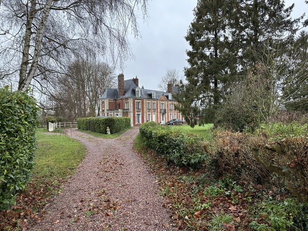 Arrivés à Bosc-Bénard-Commin, nous longeons la maison d'enfance d'Hector Malot.