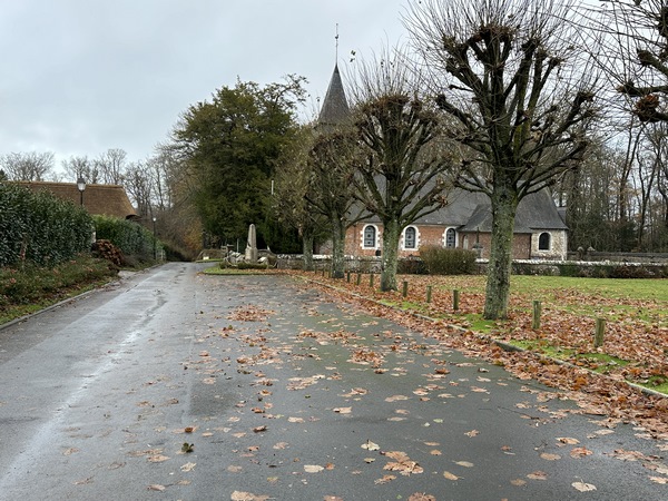 Nous longeons l'église Saint-Ouen de Bosc-Bénard-Commin.