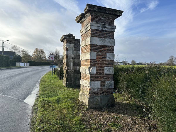 Le circuit ne traverse plus la bruyante D438, mais il la longe sur quelques mètres. Ce n'est pas agréable, mais ça nous permet d'observer la Porte des Marchands, l'un des derniers vestiges du château de Bourgtheroulde. (Voir la plaque explicative dans l'album de la rando)