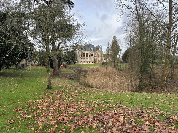Les chemins débouchent dans le parc du château Keller-Gasse, propriété de la commune depuis le don de Madeleine Keller-Gasse en 1973. Le parking de la mairie est juste derrière le château.