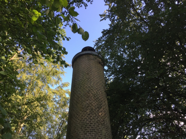 L'ancien phare du Courval, désormais entouré d'arbres. Il était le quatrième phare de l'estuaire en venant du large, il suivait ceux de La Roque, de Tancarville et de Quillebeuf.