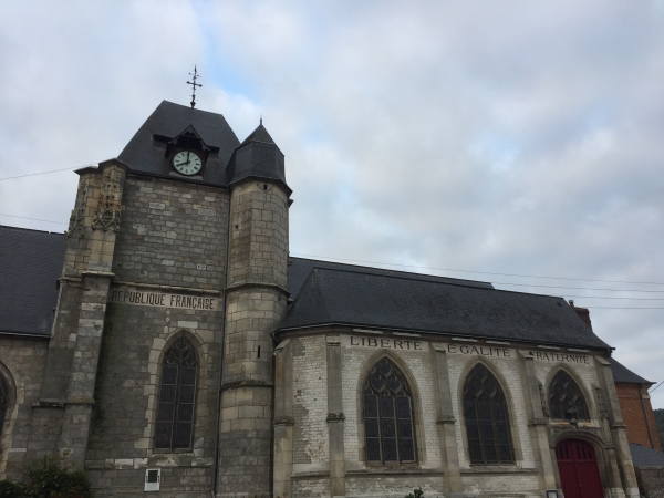 Nous sommes à Montville, dans la vallée du Cailly, citée de l'industrie textile au XIXe siècle. Nous partons de l'église Notre-Dame-de-l'Assomption (clocher XIe, choeur XVe). Nous remarquons au passage la devise républicaine "liberté égalité fraternité" apposée sur la façade de l'église. C'est une décision du conseil municipal de 1887, avant la loi de séparation de l'église et de l'état, qui avait financé une grande partie de l'agrandissement de l'église.