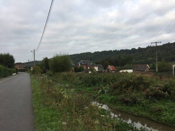 Chemin des Jumelles, nous longeons un bras du Cailly. Depuis le départ nous suivons le GR210.