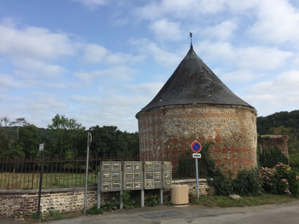 Le Grand-Tendos, colombier du manoir. Nous allons quitter le GR25 pour monter vers Mont-Cauvaire.