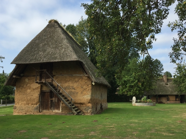 Arrivés à Mont-Cauvaire, nous traversons la cour-masure de la ferme Raimbourg (XVIIIe), propriété de la commune. Le nom de la ferme vient du nom de son ancien propriétaire René Raimbourg, parent de célèbre Bourvil.