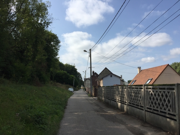 Nous entrons à Montville par la rue de Gruchy, qui prolonge directement le chemin des Fontaines des Fresnes.