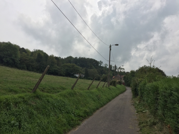 La rue de l'église est une impasse qui se termine par un chemin en direction du bois de la Côte de Malaunay.