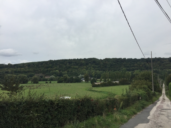 Arrivés à Montville, nous allons traverser la vallée du Cailly en suivant la rue des Rivières.