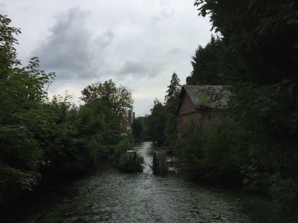 Nous traversons une dernière fois le Cailly pour gagner le centre du bourg.
