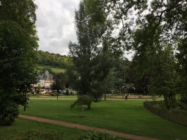 Et nous voilà de retour à l'église Saint-Nicolas aux pieds de laquelle sont garées les voitures.