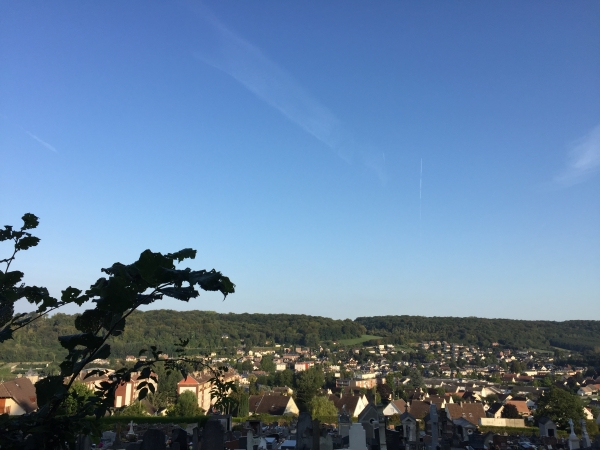Nous sortons du bois au-dessus de la vallée du Cailly à Montville.