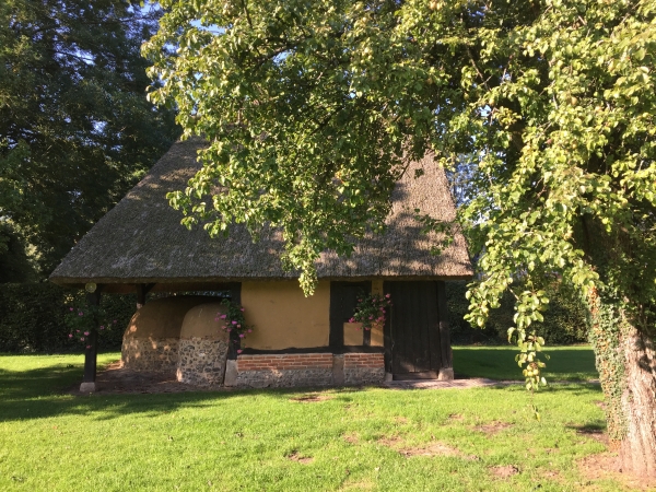 La ferme Raimbourg possède un double four à pain. Le bâtiment des fours est isolé à cause du danger d'incendie pour les toitures de chaume des différents bâtiments de la ferme. Le grand four permet de cuire une soixantaine de miches, et l'autre, plus petit, est utilisé pour les pâtisseries. Ce double four aurait été construit au XIXe siècle pour répondre aux besoins d'un couvent. Plusieurs fois par an, le double four est remis en marche, lors d'animations dans la ferme.