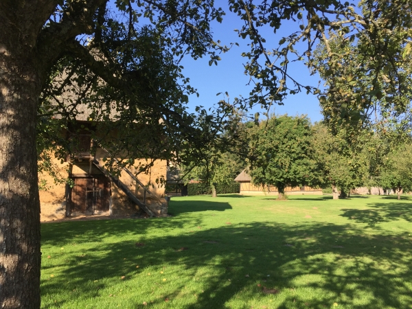 Regard arrière sur les bâtiments de la ferme Raimbourg.
