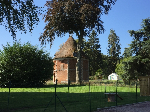 Ancien colombier du château du Fossé. Ce château à hebergé le Collège de Normandie, réplique du collège anglais de Harrow. De 1950 à 1972 il a appartenu à l'école des Roches, et il accueille désormais l'institut médico éducatif de l'A.M.E.R.