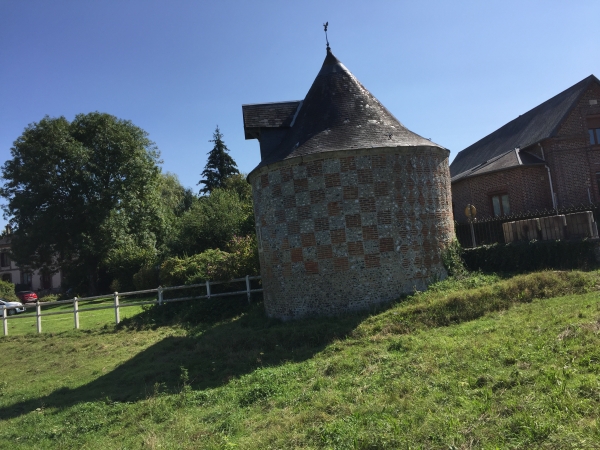 Nous redescendons la colline, côté Cailly. Au Grand Tendos, nous passons devant le colombier du manoir du Grand Tendos.